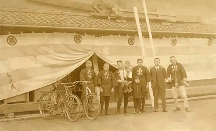 Kongō Yoshie, the 38th master carpenter of Kongō Gumi and employees